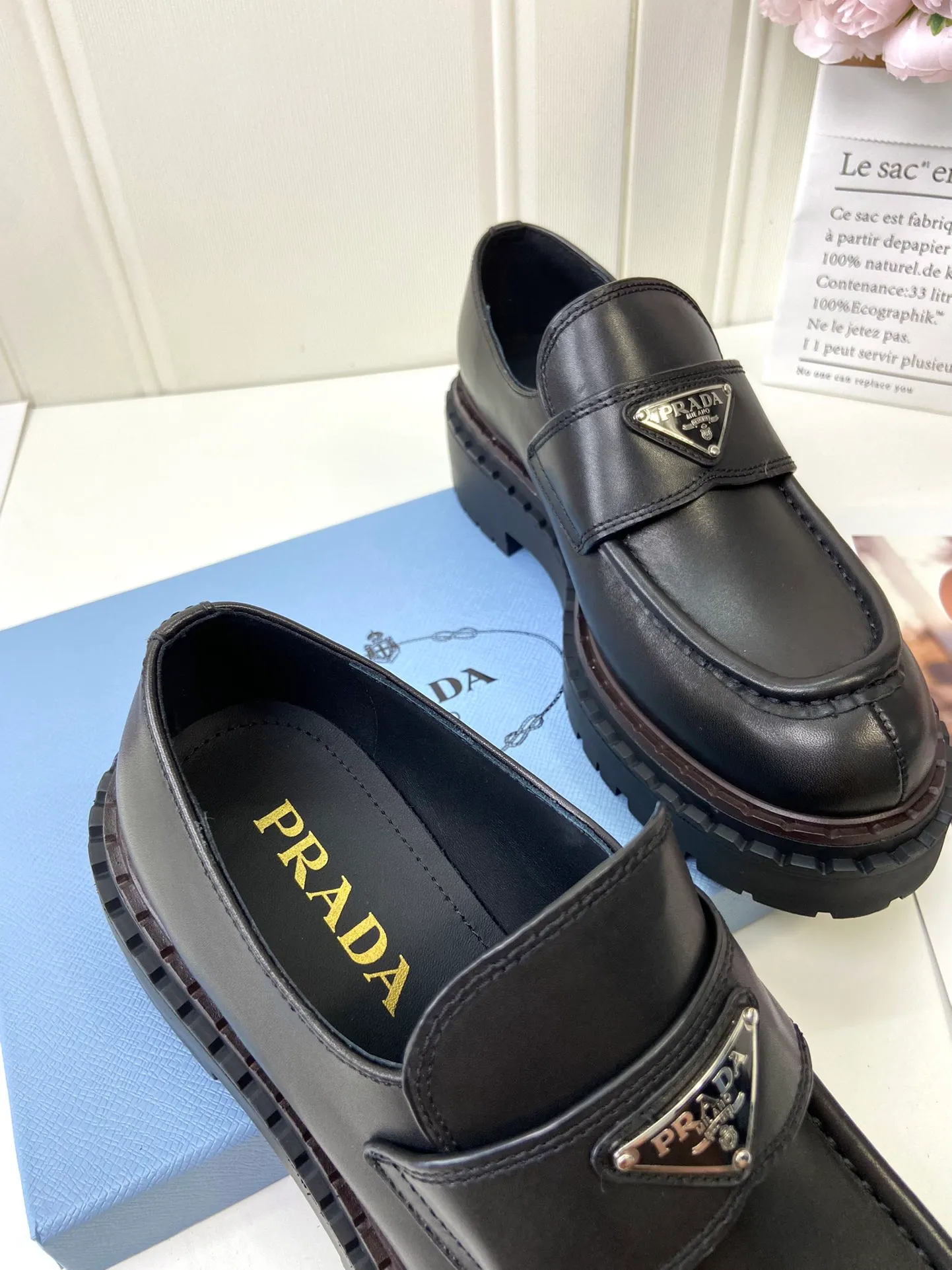 👟👟Ex-factory price 520👟👟 🔥🔥✨Prada* 2024WA new autumn and winter thick-soled loafers👟 These leather loafers use thick soles, craftsmanship details and contemporary elements add vitality, interpreting classics in a new fashion language. Enamel-coated triangular metal logo with a height of 55 mm makes its debut 🌟 Recommended by major bloggers on Xiaohongshu, developed 1-1 to highlight classic charm. Cowhide lining TPU outsole ➕ genuine leather edge bar Code number: 35 to 41 (40-41 customized, non-refundable)